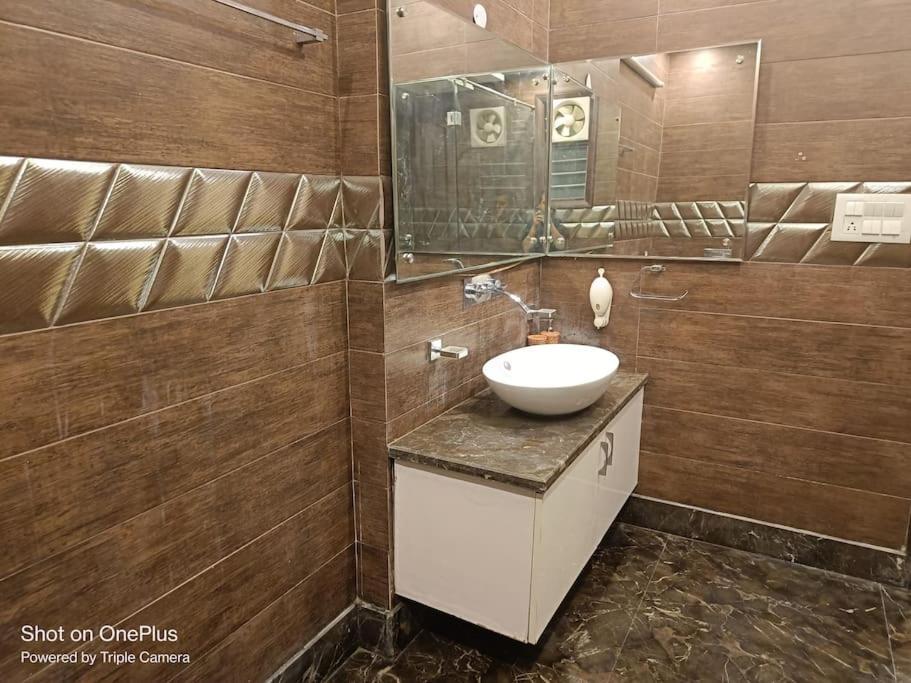 Bnbbuddy Stupendous In Shalimar Bagh Apartment
